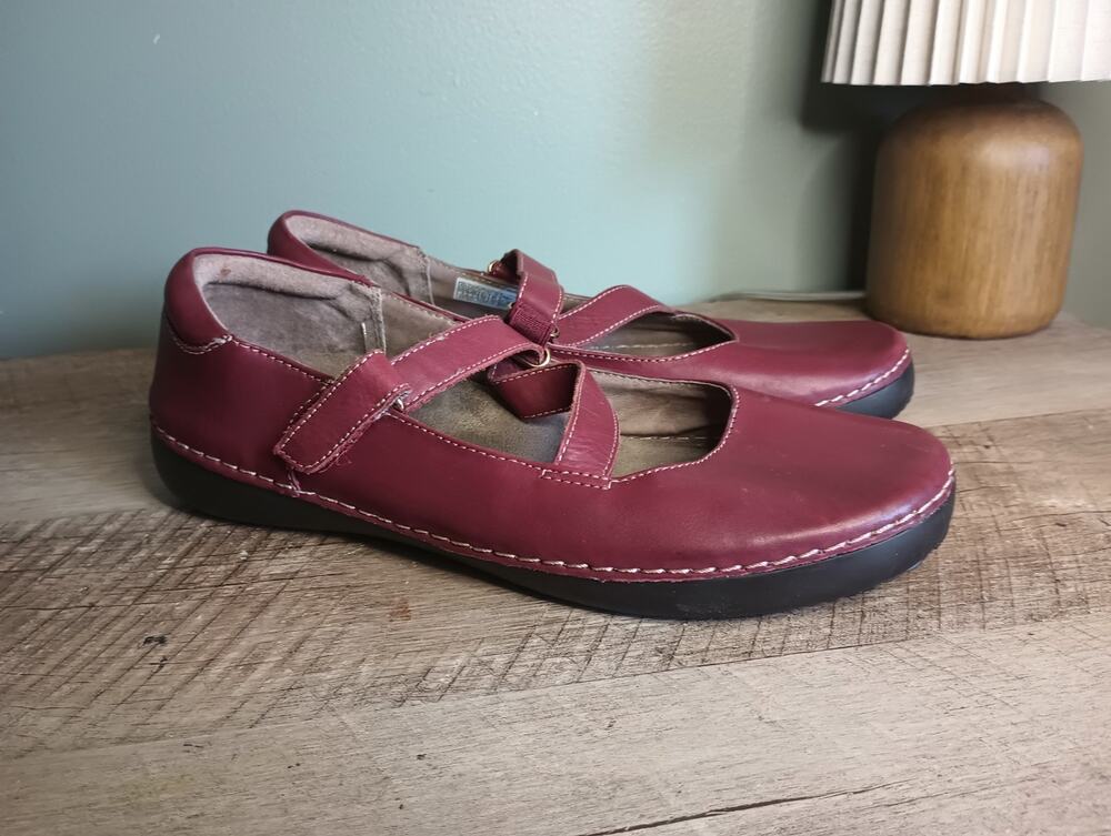 Vionic Judith Mary Jane Flats 9 Red Orthaheel Comfort Twee Preppy Cottage